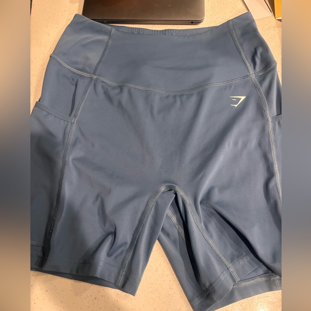 GYMSHARK SIZE MED worn blue pocket shorts